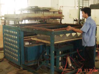 半自動(dòng)厚板材吸塑成型機(jī)